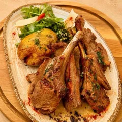 Cotlet berbecuț cu cartofi zdrobiți, rucola & parmezan livrare Târgu Jiu